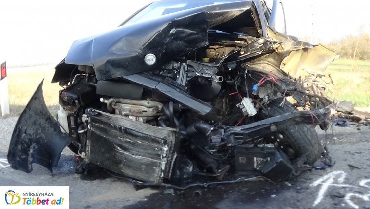 Frontálisan ütközött két jármű Újfehértónál – Hatan megsérültek