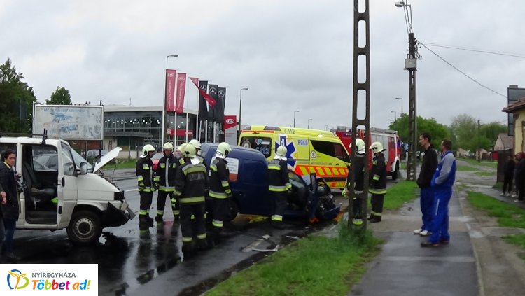 Frontálisan ütközött két jármű az Orosi úton, négy sérültet szállítottak kórházba