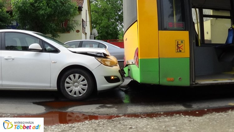 Egy álló autóbusz hátuljának ütközött egy személygépkocsi   