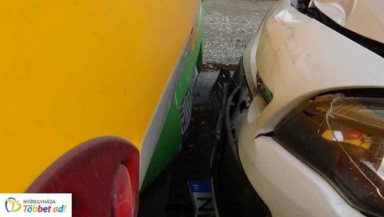 Egy álló autóbusz hátuljának ütközött egy személygépkocsi   