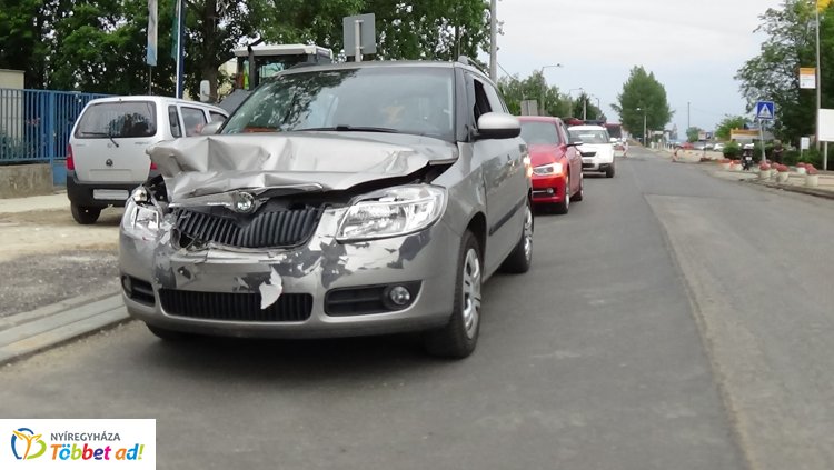 Személygépkocsi és kisteherautó ütközött a Derkovits utcán, személyi sérülés nem történt