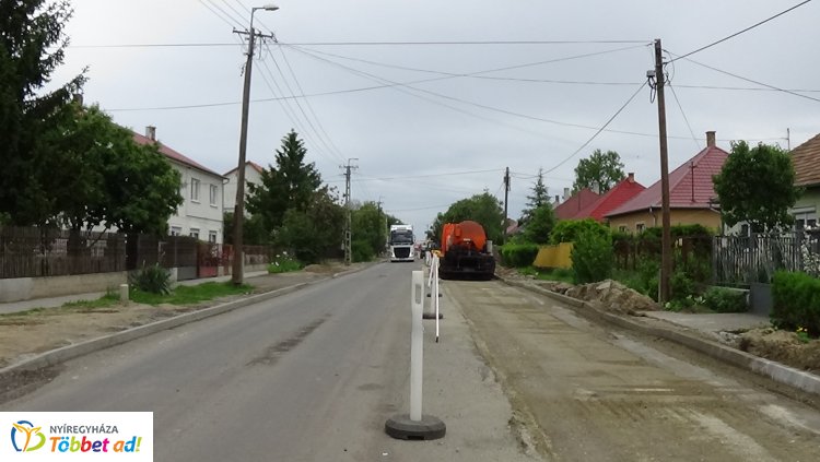 Zajlanak az útfelújítási munkálatok a Kertvárosban, a Dugonics utcán 