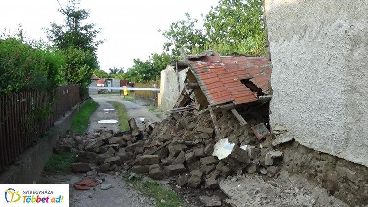 Félelmetes! Kidőlt a fal egy Kapor utcai lakóépületben, lezárták a teljes utcát