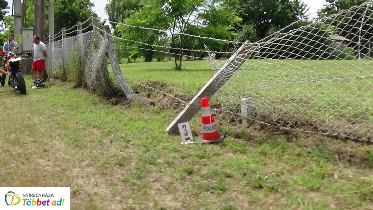 Egy motoros kerítésnek csapódott Rozsrétszőlő belterületén  