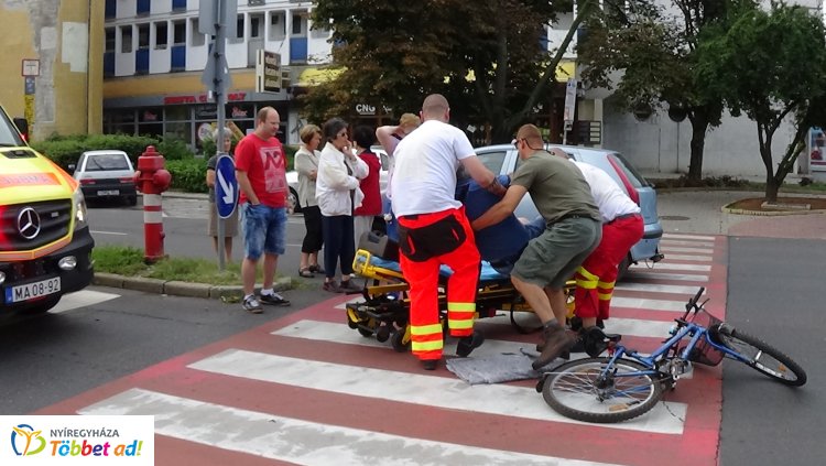 Zebrán gázoltak el újra kerékpárost - A sérült férfit a mentők kórházba vitték
