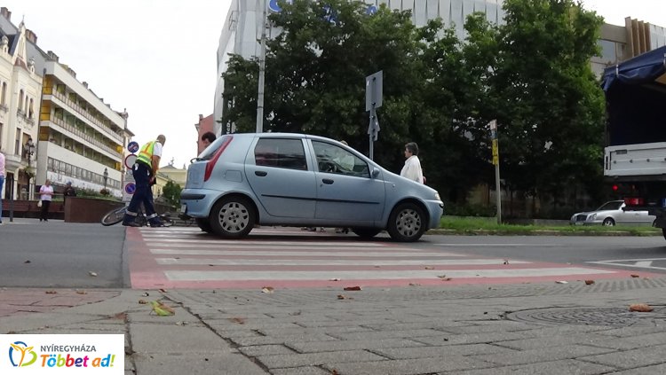 Zebrán gázoltak el újra kerékpárost - A sérült férfit a mentők kórházba vitték