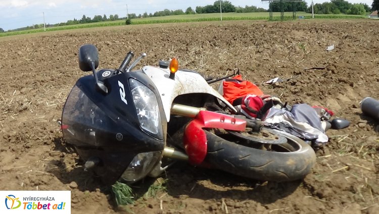 Motoros a szántóföldön - Elvesztette uralmát a járműve felett, kórházba szállították