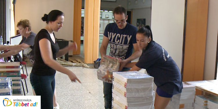 Naponta kétszáz iskolába szállítja ki a tankönyveket a Magyar Posta