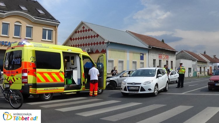 Egy autós megállt a pirosra váltó lámpánál, a mögötte érkező pedig belerohant