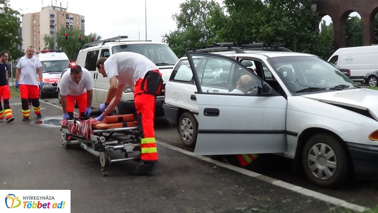 Négyes karambol volt a Pazonyi téren - Az egyik autó utasát szállították kórházba