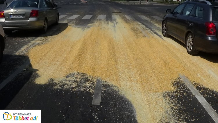 Az Erdősoron nagy mennyiségű szemes kukoricát hagyott el egy teherautó
