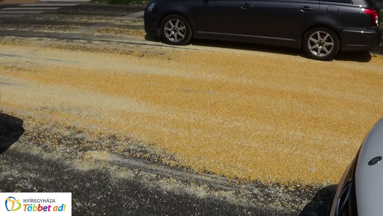 Az Erdősoron nagy mennyiségű szemes kukoricát hagyott el egy teherautó