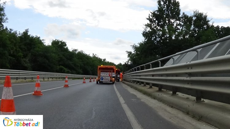 A Sóstói úti felüljáró korlátját javítják - Egy korábbi balesetben sérült meg