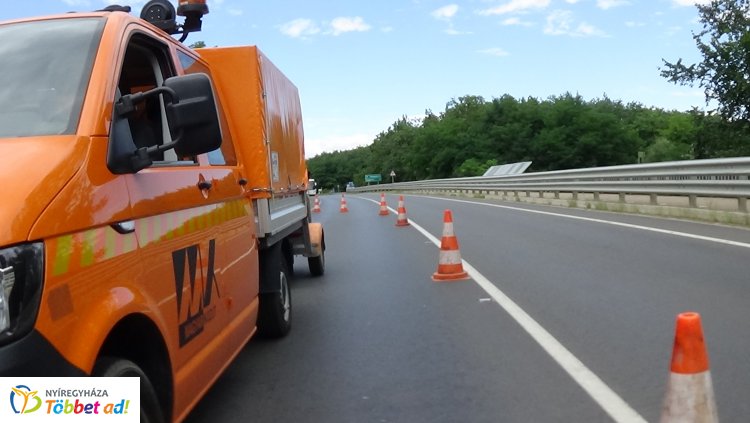 A Sóstói úti felüljáró korlátját javítják - Egy korábbi balesetben sérült meg