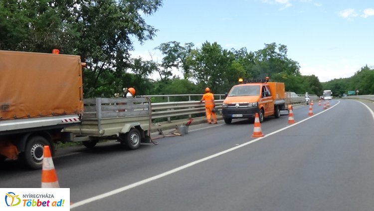 A Sóstói úti felüljáró korlátját javítják - Egy korábbi balesetben sérült meg