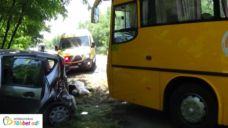 Nyírjestanya külterületén egy távolsági autóbusz és egy autó ütközött 