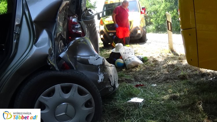 Nyírjestanya külterületén egy távolsági autóbusz és egy autó ütközött 