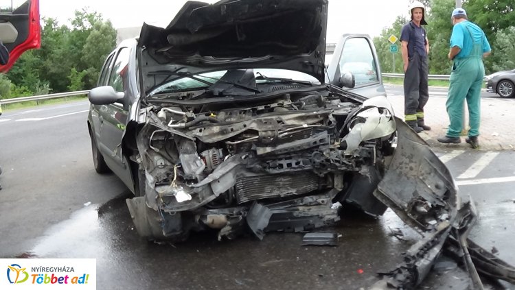 Totálkár – Karambol az M3-as autópálya lehajtójánál, egy személy megsérült