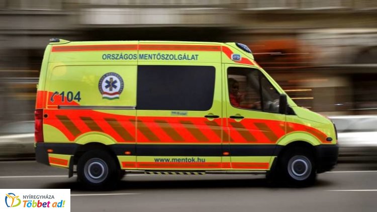 Személygépkocsi csapódott árokba Pusztadobosnál, három személyt kórházba szállítottak