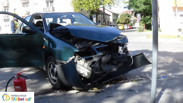 Két autó ütközött - A mentők egy embert vittek kórházba