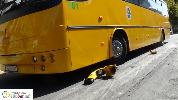 Egy autóbusz és egy teherautó ütközött szombat kora délután a Szarvas utcán