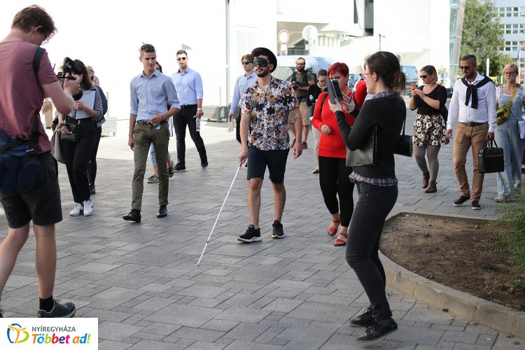 Uniós fiatalok sétálgattak a gyalogosbarát Nyíregyházán – Akár díjat nyerhet a CityWalk