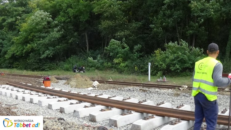 Felújítják a síneket, forgalomkorlátozás van érvényben a Kótaji úti vasúti átjárónál