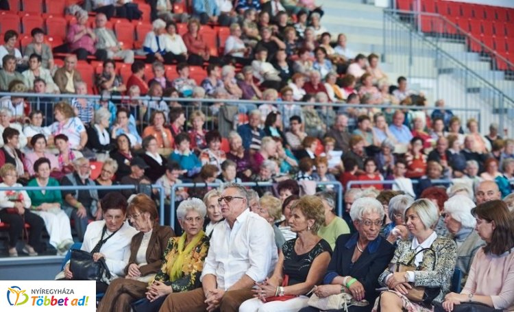Idősek világnapja az arénában – Az önkormányzat operettgálával köszöntötte a szépkorúakat