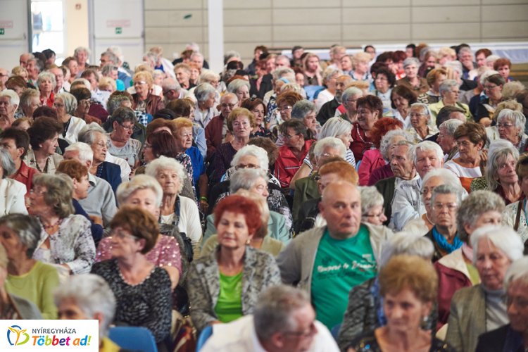 Az időseket ünnepelte az önkormányzat - Fontos a nyugdíjas korosztály
