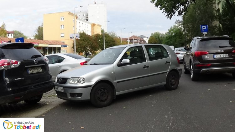 Két autónak is nekitolatott egy parkolóból kiálló személygépkocsi