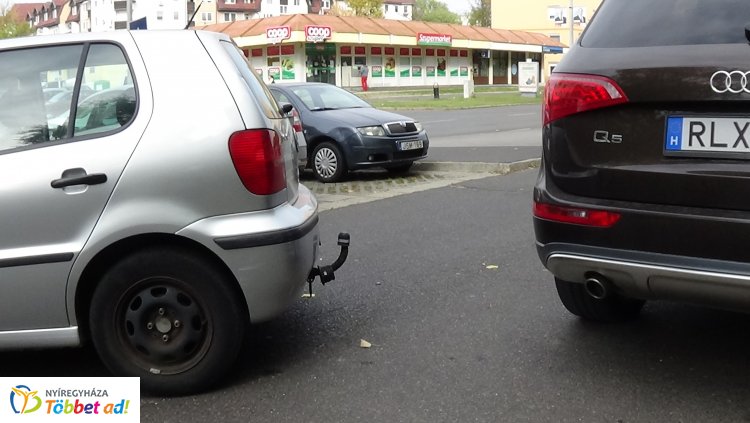 Két autónak is nekitolatott egy parkolóból kiálló személygépkocsi