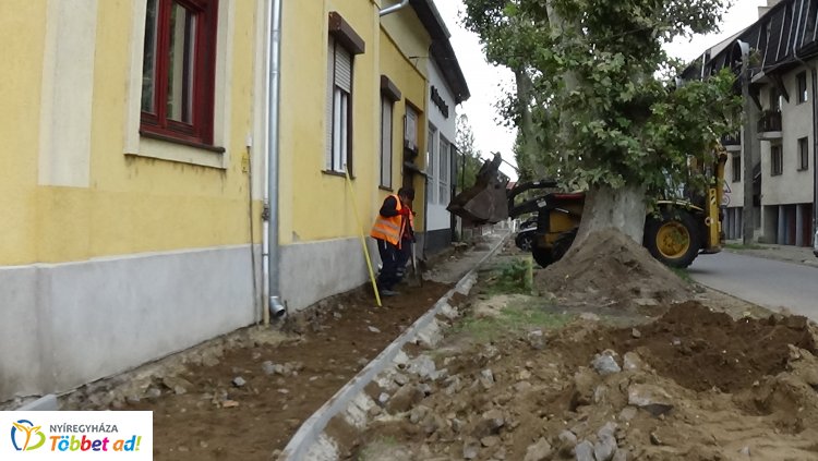 Járdaépítést végeznek Nyíregyházán a Kiss Ernő utcán a Tolditól a Deák Ferenc utcáig