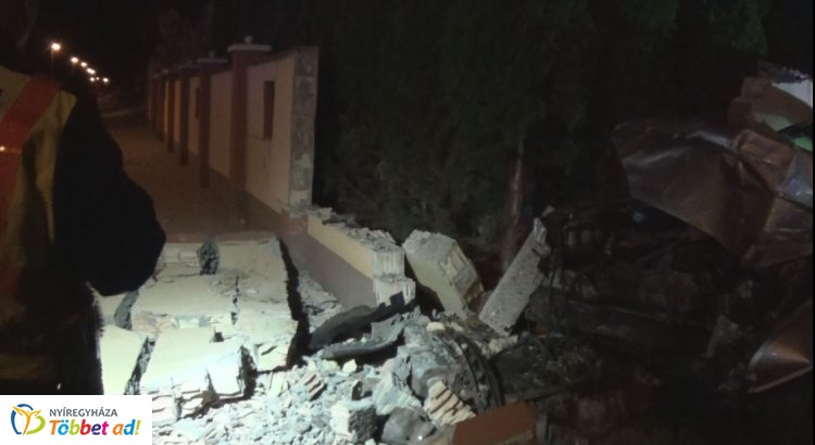 Csütörtökön hajnalban egy személygépjármű kerítésnek csapódott a Család utcán