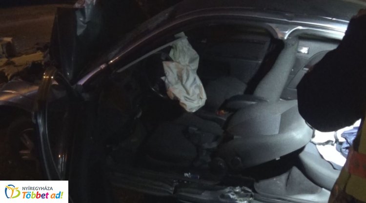 Csütörtökön hajnalban egy személygépjármű kerítésnek csapódott a Család utcán