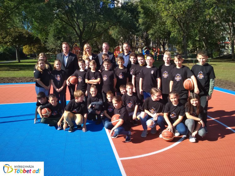 Modern streetball pálya Örökösföldön - műanyag borítás és új palánk várja a fiatalokat