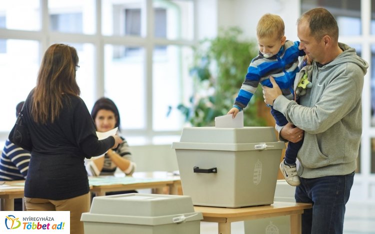 Szavazók Nyíregyházán: folyamatosan érkeznek a választópolgárok