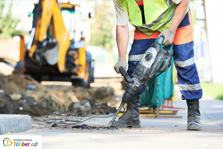 Éjszaka sem állnak meg a munkálatok a Szarvas utcán – Az ott lakók megértését kérik