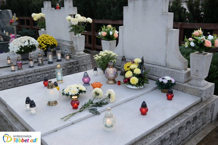 Virágok,koszorúk, gyertyák és mécsesek - Nyíregyházán is ezrek emlékeztek meg halottaikról