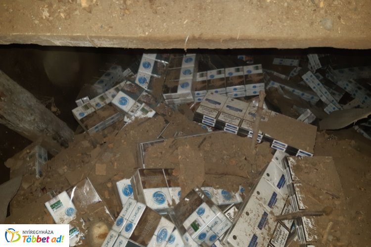 Föld alatt kiépített pincerejtekhelyen találtak csempészett cigarettát