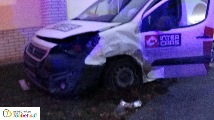 Személgépkocsi ütközött kishaszonjárművel a Dugonics utca Kinizsi utca kereszteződésében