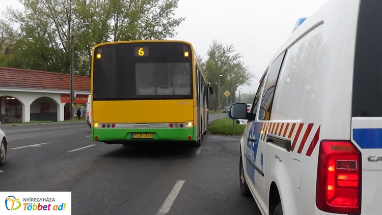 Az Állomás téren szabálytalan sávváltás miatt egy személygépkocsi busszal ütközött