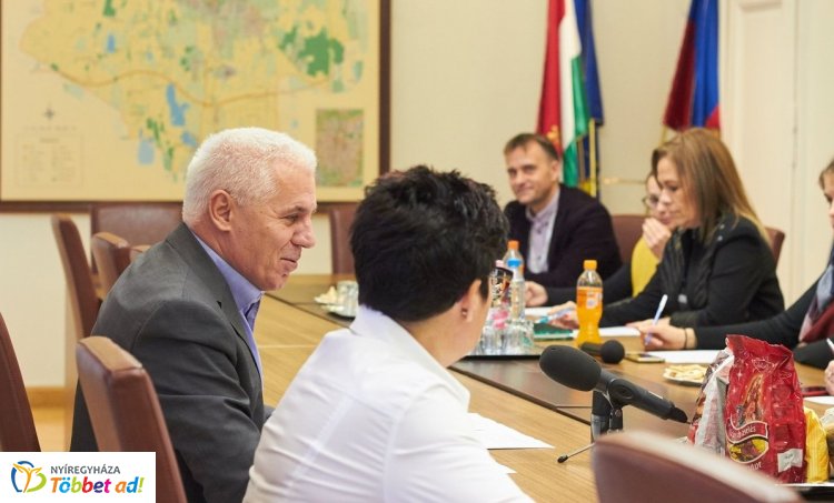 Karácsonyi ajándékcsomaggal kedveskedik az önkormányzat a nyíregyházi nyugdíjasoknak