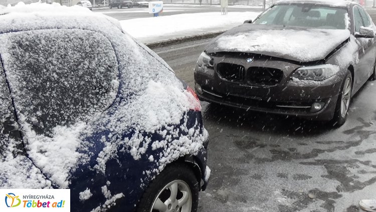 Baleset történt a Debreceni úton – Fokozott figyelemmel közlekedjenek a havas úton