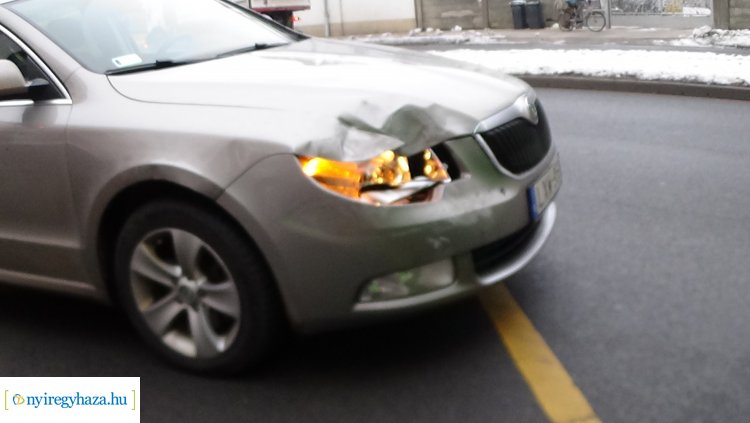 Egy buszmegállóban várakozó autóbusznak ütközött egy autó   