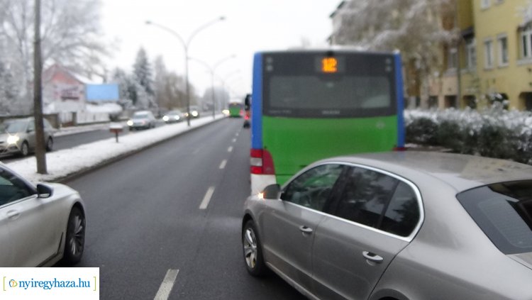 Egy buszmegállóban várakozó autóbusznak ütközött egy autó   