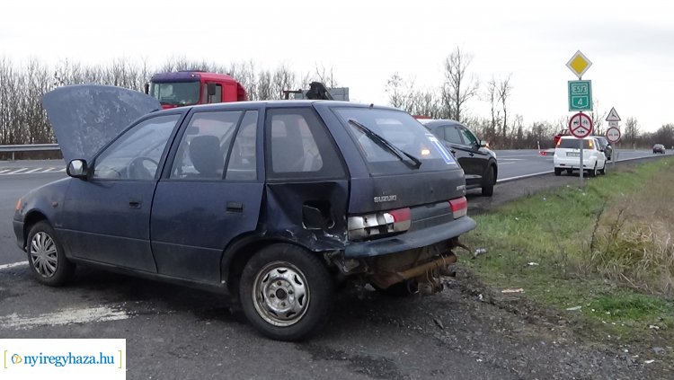 Baleset Nyírtura közelében: egy másik járműnek majd szalagkorlátnak ütközött