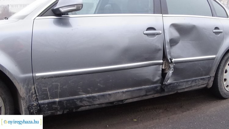 Figyelmetlenül hajtott ki a parkolóból, balesetet okozott – Karambol a Rákóczi utcán
