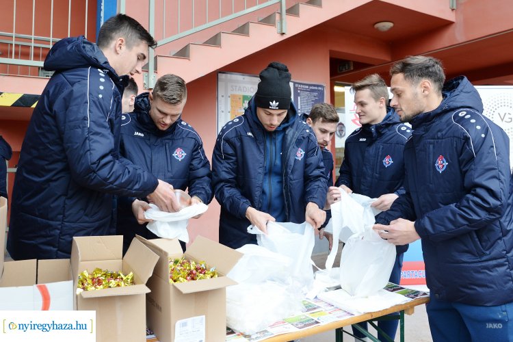 Ételt osztott a Szpari - a gyereküket egyedül nevelő családokat segítette a futball club. 