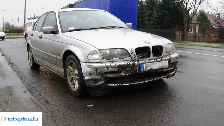Megcsúszott és árokba borult egy személygépkocsi a Tiszavasvári úti körforgalomnál