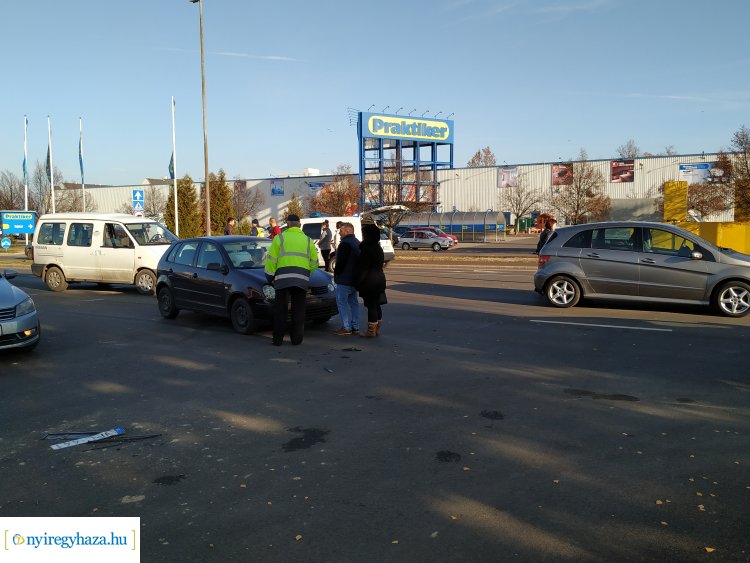 Jelentős anyagi kárral járó baleset történt a Törzs utcán szerda délelőtt